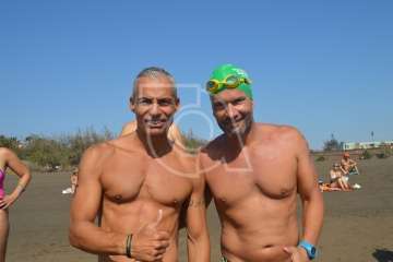  Cristo Cárdenes e Iria Otero, vencedores de la XVI Travesía a Nado de Salinetas (Foto TA)